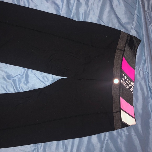 Lulu lemon groove pants. Reversible. Size 6 - Picture 1 of 3